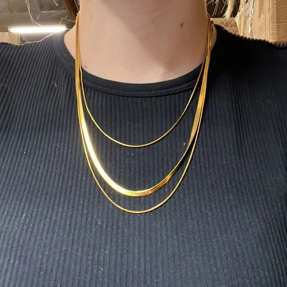 Super sexy triple stacked gold necklace! - Picture 2 of 2
